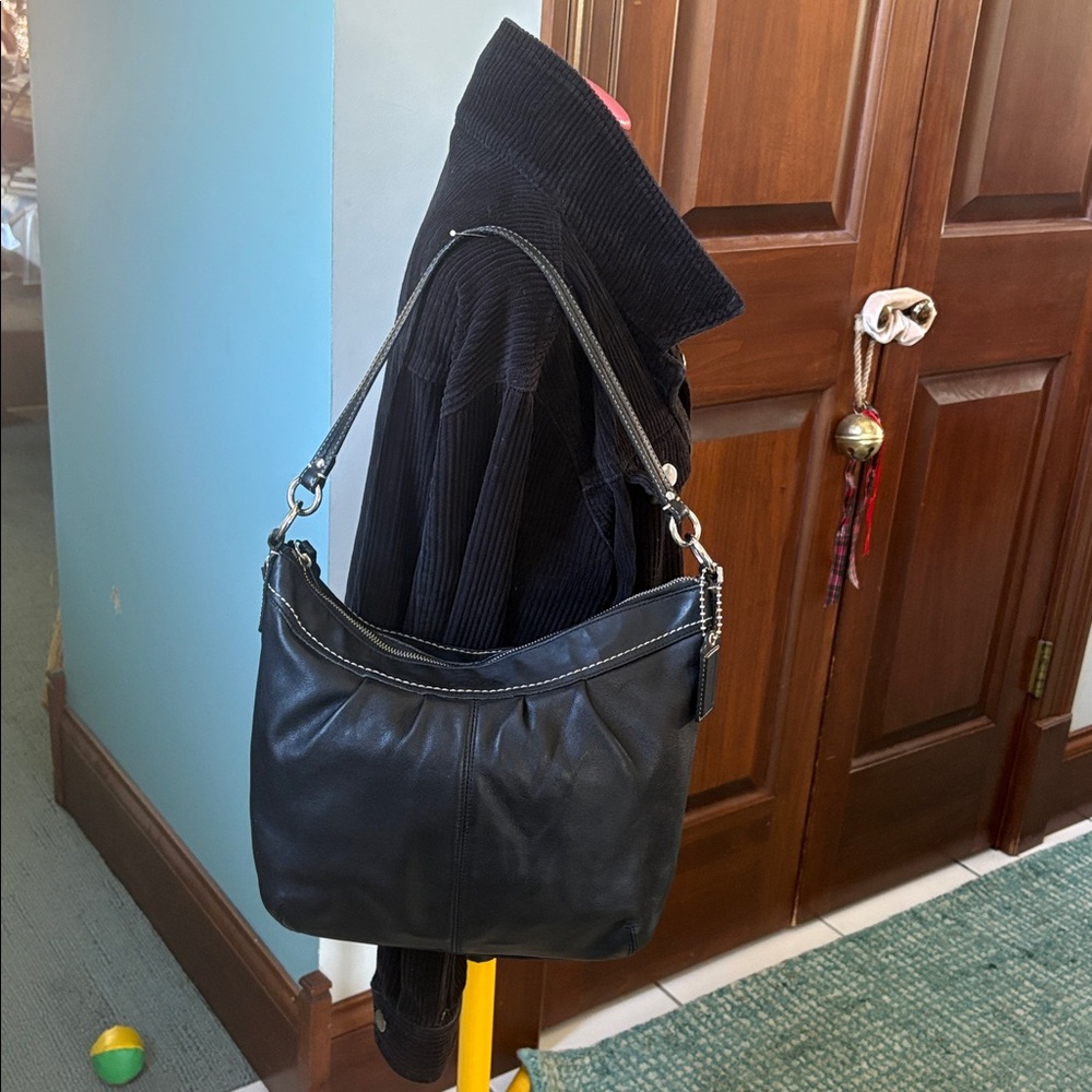 Coach  Vintage shoulder bag  F13764
Pleated front thick smooth leather black EUC - Picture 3 of 17